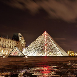 Louvre de noche