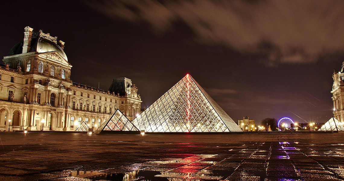 Louvre de noche